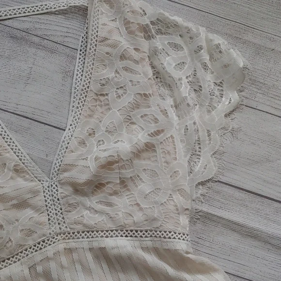 TOBI WHITE AND CREAM LACE MINI DRESS PLUNGE NECKLINE - Picture 3 of 10